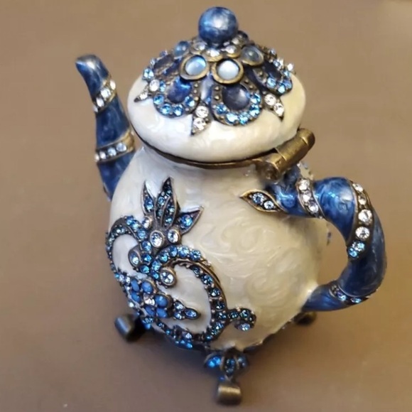 Jay Strongwater Miniature Teapot Trinket Box English Garden Chantel
5062 - Picture 9 of 10